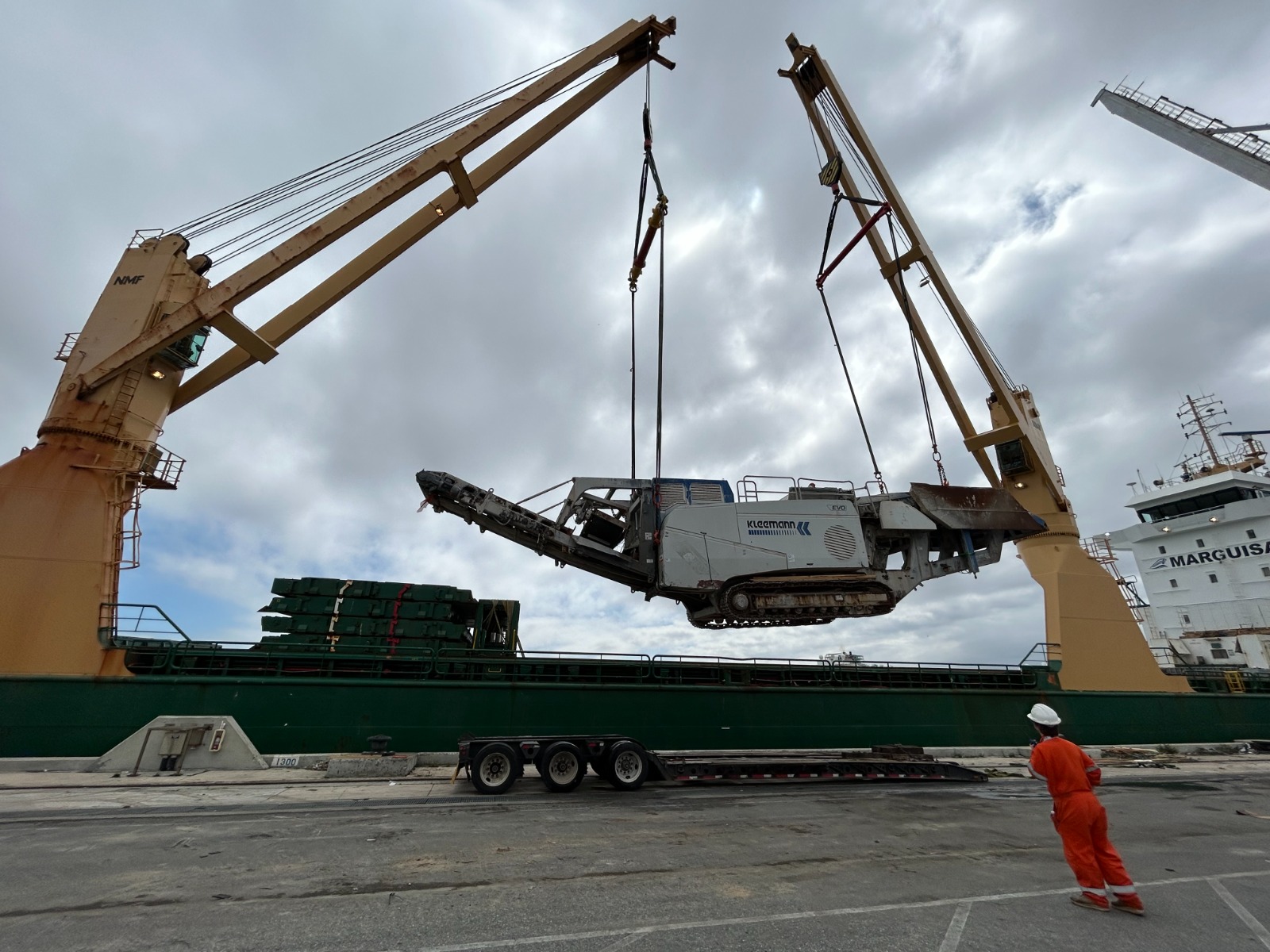 a tandem lift of an 85T road excavator at CCT onto the Marguisa Zierikzee bound for Guyana
